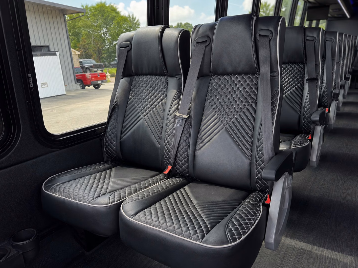 airport style group pickups for hollywood prom groups staying at nearby hotels